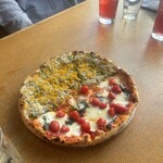 トトト - 大山こむぎのピザ (マルゲリータ/ピーマン、しらす、からすみ)