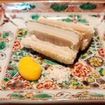 日本料理FUJI - あさはた蓮根おかき揚げ  繊維が強くてまるで納豆みたいに糸引く蓮根、ほんのり辛子をきかせてある黄身酢と藻塩で
