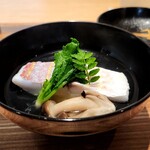 日本料理FUJI - いとより鯛に隠れて見えないけど、じゃがいも饅頭と船上で神経〆のいとより鯛のお椀