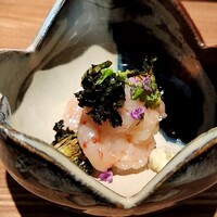 日本料理FUJI - 焼津の赤海老は玉葱オイルで  赤海老の下には蕪の酢漬け  緑色は揚げたプチヴェール