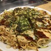 麗ちゃん - 料理写真:肉玉そばです。(980円)お好み焼きが焼き上がった部分になります。焼きの特徴としては、しっかりと押さえつけて焼きを広める昔ながらの焼き方を維持されていますので、お野菜の旨味が非常に感じられます。