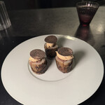 Alternative - 7皿目
      千葉の野兎シヴェ、堀川牛蒡、フォアグラ、黒トリュフ、兎の血を使ったシヴェのソース。