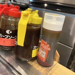 麗ちゃん - そして最近ソースの種類が3種類と増えておりました。確認すると1つは無添加のソース、後は基本のカープソース、もう一つはカープソースの辛口になります。私のお気に入りは無添加のタイプです。