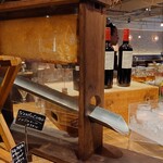 SMOKE DOOR - 提供してなかったけど蜂の巣から垂れる蜂蜜！朝ごはんに出してるらしい。