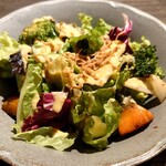 SMOKE DOOR - 薪焼き野菜が添えられサラダ。スモーキーで美味しい。