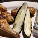 SMOKE DOOR - メインのチキン。こちらも2人で分けやすくしてくれてる！