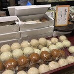 九つ井 - 帳場で おまんじゅう売ってます。