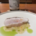 しろ - “真羽太 蕪 文旦” 早、春らしい一皿。“ハタ”の焼き加減が絶妙。レアで蕪と文旦のソース、そして美しさ…。言いよう無し。