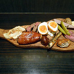 BARU 竹末 - 燻製の盛り合わせ（チーズ、手羽先、鶏レバー、ゆで玉子、砂ずり、ソフト目刺し、ピクルス、豚レバー、豚ハツ）
      鶏レバーは外はこんがり、柔らかい中身がはじける食感。
      手羽先も外はパリッと、中身はジューシー。