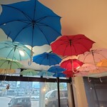 虹と海 - 天井には傘