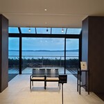 虹と海 - 入口の映えチェアー