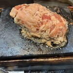 感動の肉と米 稲沢下津店 - 生肉の塊が提供されます