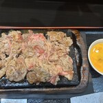 感動の肉と米 稲沢下津店 - 自分で好きな焼き加減にして生卵に潜らせます、すき焼きですね