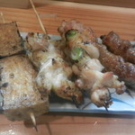 鳥やす - 牛肉のごぼう巻き・なんこつ・ねぎま・厚揚げ串