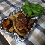 とり汰 - 食べきれなくてテイクアウト。店員さんが枝豆サービスしてくれました。ありがとうございます。