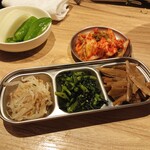 個室 神戸焼肉×食べ放題専門店 肉丸 - 白菜キムチ／ナムル盛り合わせ