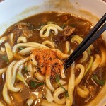 こがらや - 牛すじカレーうどんセット(930円)に七味唐辛子