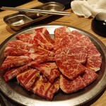 個室 神戸焼肉×食べ放題専門店 肉丸 - 【つきだし】カルビ／ロース