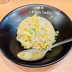 博多 くまちゃんらぁめん - 3分程で提供。玉ねぎの食感がアクセント。チャーシューは少なめ。味付けは薄めなのでお米の甘みが味わえる。