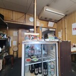天末食堂 - お店の厨房と冷蔵庫の上のお総菜