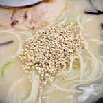 博多 くまちゃんらぁめん - 中盤から炒りごまを投入。プチプチ感と香りがイイ。