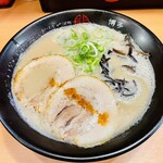 博多 くまちゃんらぁめん - 5分程で着丼、泡具合と木耳のコリコリも良好。
