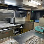 コート ドール - ピカピカの厨房です！(シェフも未だ清掃してます)