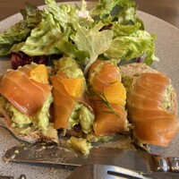 New American Dining GOTTA - サーモンとアボカドのオープンサンドを切り分けて