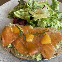 New American Dining GOTTA - サーモンとアボカドのオープンサンドの画
