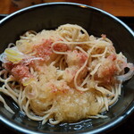 越廼 - “冷たいお蕎麦”は“冷やしおろし蕎麦”、“お蕎麦”の上には“大根おろし”、”鰹節”と“刻みネギ”です。 注）この写真は提供時の姿では無く、撮影前に少し箸でかき混ぜてしまいました。