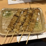 やきとり 恵屋プラス - 料理写真:鶏皮の塩焼き　カリカリで旨めぇぞ〜　基本タレ焼ですが、塩焼きも可能。カリカリに焼いてくださいと言えばOK牧場