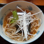 越廼 - “温かい蕎麦”は“ニシン蕎麦”、“かけ蕎麦”の上には“身欠きニシンの甘露煮”、その上には“白髪ねぎ”と“三つ葉”です。