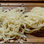 越廼 - 白い肌の“お蕎麦”に“柚子”を練り込んだ、見た目にも美しい色の“お蕎麦”、細い“お蕎麦”ですが、シコシコ、ツルツルと食感も喉越しも気持ちの良い”お蕎麦”です。