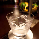 バーポラリス - ウォッカ・アイスバーグ。ウォッカの透明感と、ペルノーの香りを楽しむ