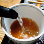 越廼 - “蕎麦湯”は無調整でサラサラ、残り少ない最初の“お蕎麦のつけ汁”で〆としていただきました。