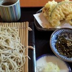 そば処 北の下 - 料理写真:ﾐｯｸｽ天(ｶﾎﾞﾁｬ・ﾅｽ・ﾏｲﾀｹ・鳥)/つけ汁  小鉢付き　　　お茶が温・冷2つｾｯﾄで良かったです