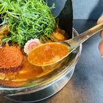 RAMEN HITONI YASASHIKU - 【葱辛魚（中辛）＝スープ】