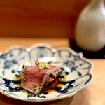 おかめ寿司 - 氷見のブリ。 素晴らしい鮮度でバッキバキの食感。 意外と脂はさっぱりめ。 生物が続くと、焼き、炙り、蒸しといった火が通ったつまみがほしくなります。