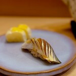 おかめ寿司 - コハダ。 決して強い酢〆めではありませんが、十分に旨味を感じます。 江戸前に大定番のタネが旨い。 さすがです。