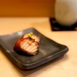 おかめ寿司 - タコの桜煮。 いやー、なんでこんなに柔らかいの？ わずか40分でこんなになっちゃうの？ 長時間浸けてるんでしょうね、、この深い味わい。 古典的な調理法ですが旨いんです。
