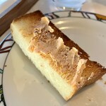 KOBE KITANO TERRASSE - トーストにトマトバターを付けて