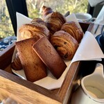 KOBE KITANO TERRASSE - フィナンシェ、クロワッサン、パン•オ•ショコラ。下にも下の段にも食パン2種と丸いパンが入ってます。(写真は2人前)