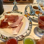 KOBE KITANO TERRASSE - 右真ん中; 生コンフィチュール、左真ん中; ジャンボンブランと生ハム、右上は、自家製きなこペースト、栗の花の蜂蜜、自家製グラノーラ、下は飲むサラダ