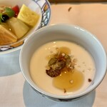 KOBE KITANO TERRASSE - ヨーグルトは、蜂蜜や生コンフィチュールとのバランスを考えて北野ホテルオリジナルテイストで開発されたヨーグルト。栗の花の蜂蜜と自家製グラノーラと一緒に頂きました