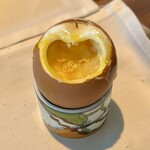 KOBE KITANO TERRASSE - 丹波地鶏の半熟卵。厳選した塩をかけて頂く