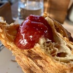 KOBE KITANO TERRASSE - クロワッサンに生コンフィチュールを付けて(オススメされた食べ方です)。