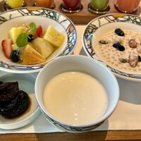KOBE KITANO TERRASSE - 右上タピオカ•オ•レ、左上季節のフルーツ、真ん中ヨーグルト、左下プレーン