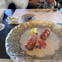 鮨 やまけん 銀座店 - 牛肉の燻製寿司