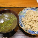 銀座おかもと - お蕎麦を花山椒のつゆにつけて