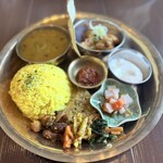 イエティキッチン - ティハールプレートのチキン。この真ん中にある赤いアチャールが、トマト？ペースなのか辛味があって美味しい！